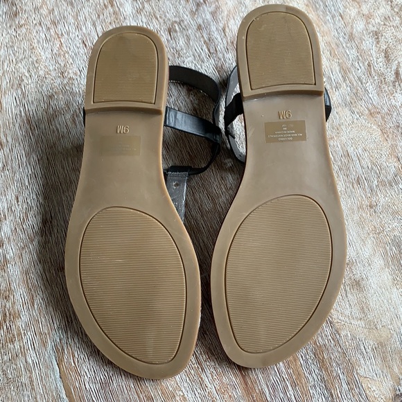 ๐ Guess Black Silver Grommet Sandals 9 NWOT - Picture 7 of 8